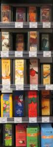 Im Oecotop finden Sie zahlreiche Schokoladen verschiedener Marken aus fairem Handel.