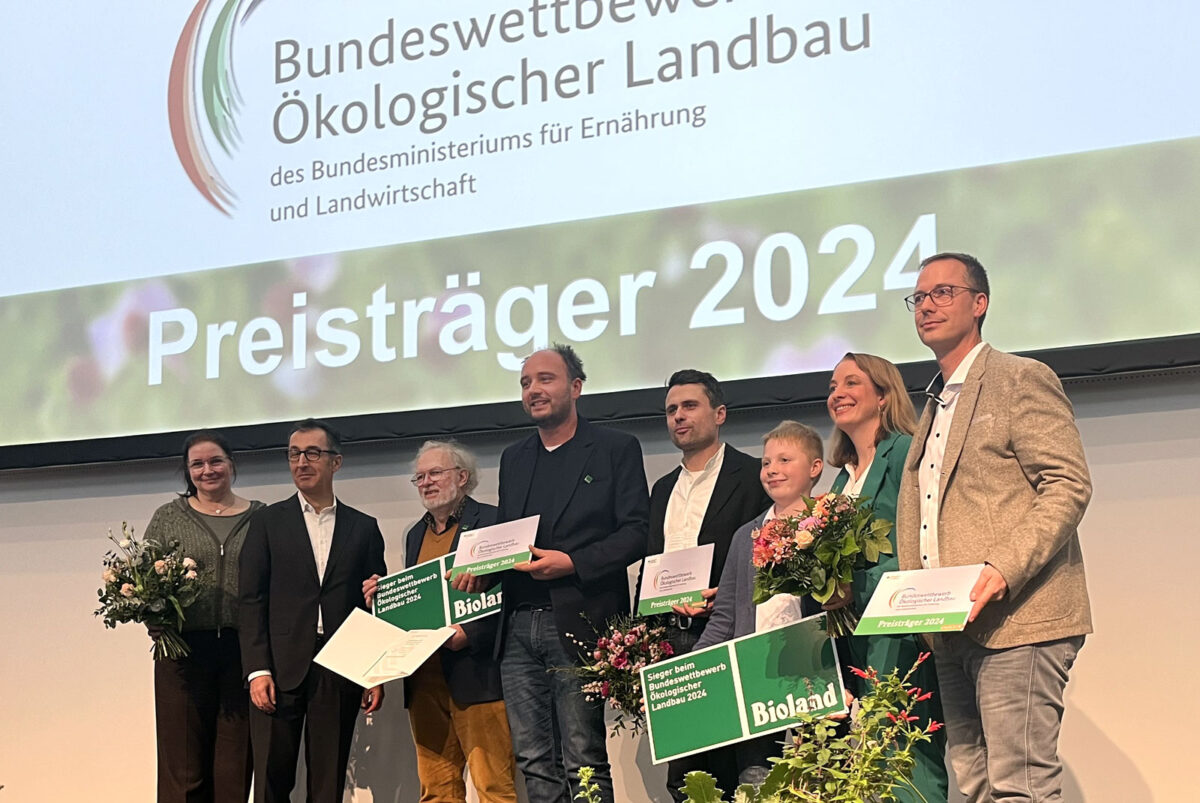 Heinz-Peter Christiansen, Barbara Maria Rudolf, Jan Richardt, Cem Özdemir auf der Bühne bei der Verleihung des Bundespreises Ökologischer Landbau 2024.